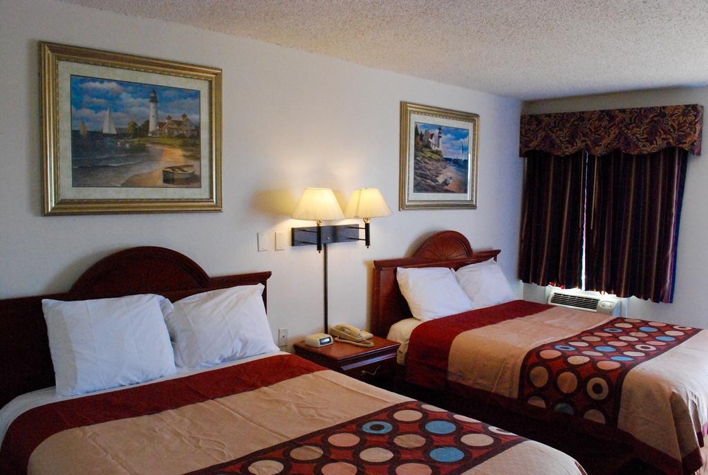 Super 8 By Wyndham Eastland Hotel Room photo