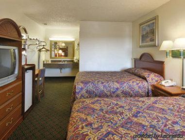 Super 8 By Wyndham Eastland Hotel Room photo